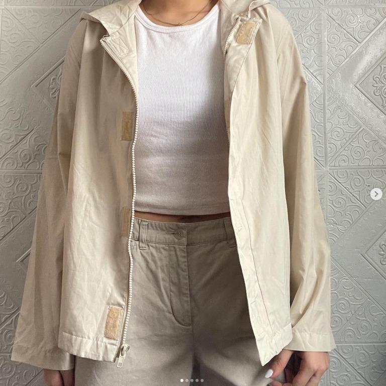 Bossini Ladies Windbreaker (Category: Coats, Jackets and Outerwear) located in Paranaque City. Submitted by psyduuck (Listing ID 1139112991, Image 1). Description: Bossini Ladies Windbreaker __ size: s-m __ 9/10 condition MINE 250 reminders before commenting👇🏽 * there will be an additional 10 PHP for shopee checkouts (for service & transaction fees).