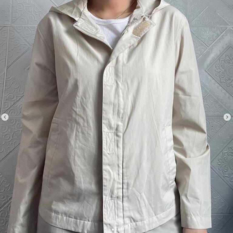 Bossini Ladies Windbreaker (Category: Coats, Jackets and Outerwear) located in Paranaque City. Submitted by psyduuck (Listing ID 1139112991, Image 2). Description: Bossini Ladies Windbreaker __ size: s-m __ 9/10 condition MINE 250 reminders before commenting👇🏽 * there will be an additional 10 PHP for shopee checkouts (for service & transaction fees).
