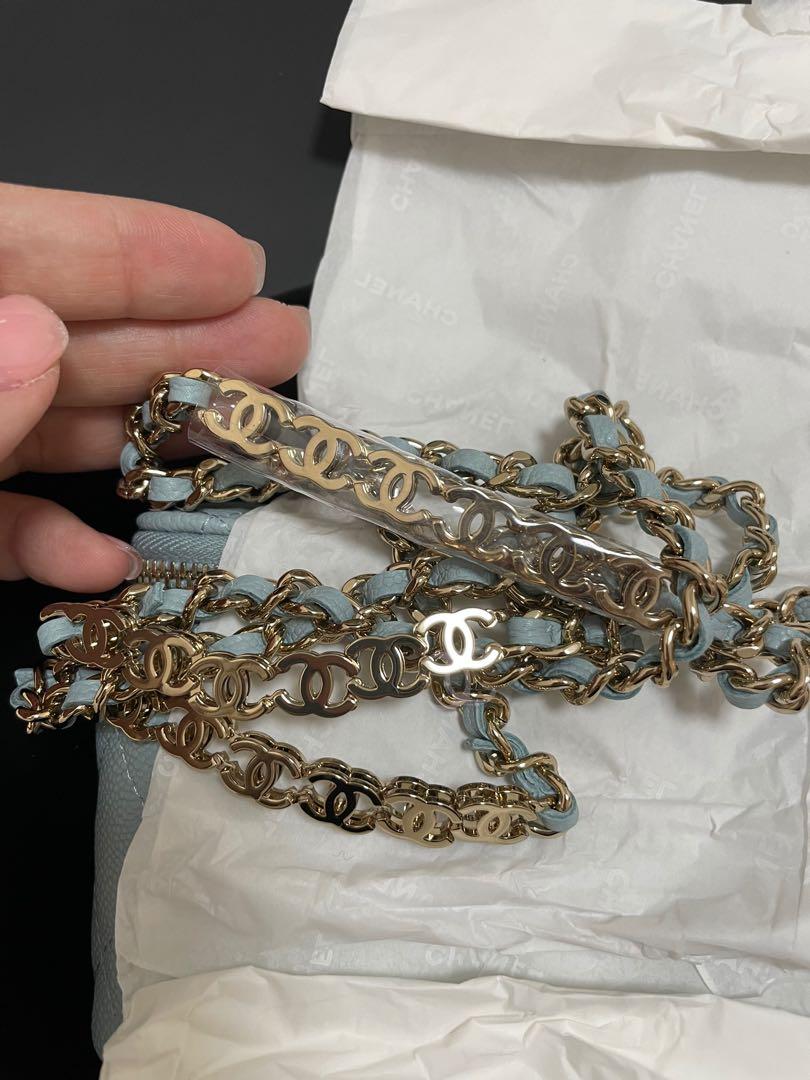 Chanel （分類：手袋及銀包）位於 Hong Kong。 由 vickycyt 提交（商品編號 1139151921，圖片 3）。簡介： Chanel 22p 最新款牛皮化妝盒子，最新CC鏈子淺藍色，有齊單盒。