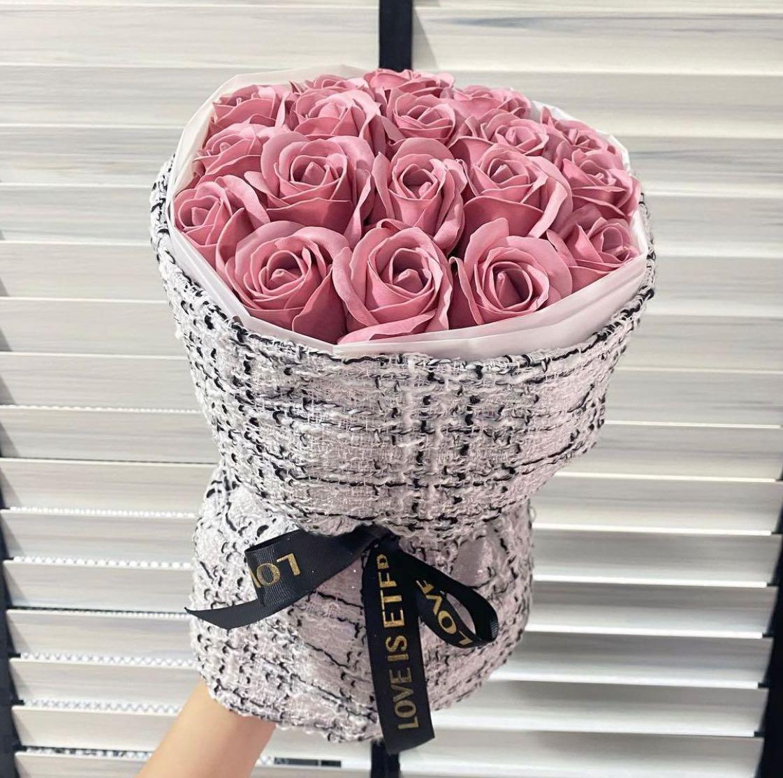 Chanel knitted wrapping in soap roses bouquet