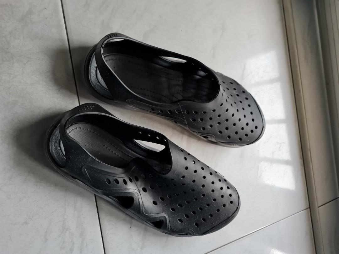 Crocs-like shoes, Men's Fashion, Footwear, Casual shoes on Carousell