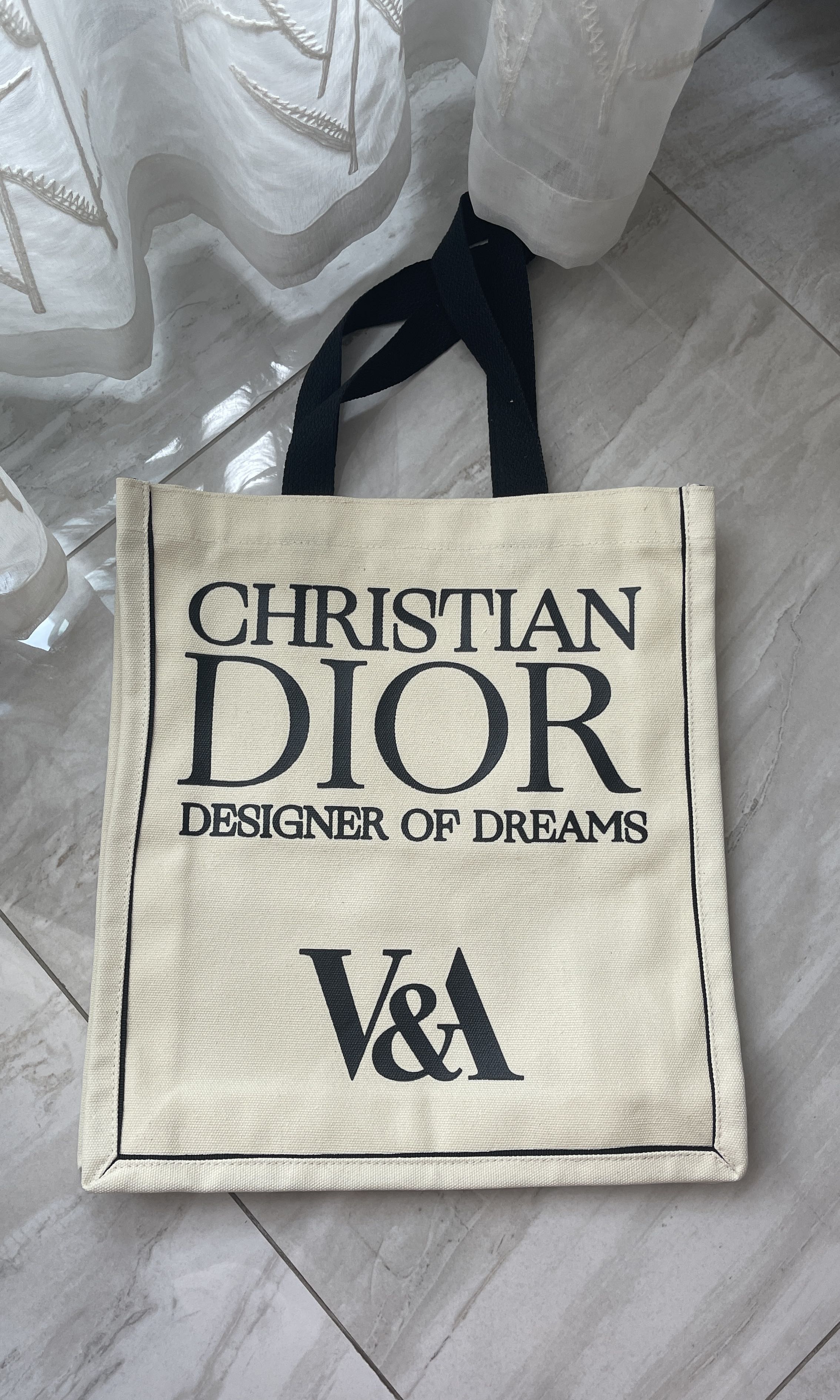 Christian dior tote bag v&a 2025