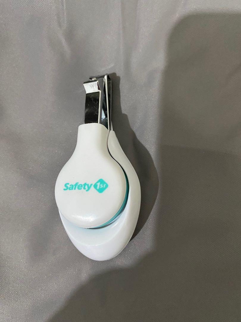 Safety 1st grooming set (Category: Baby Toiletries & Grooming) located in Makati City. Submitted by wdpdln (Listing ID 1139010473, Image 3). Description: This set is unused but open. I took out the Brush and comb because those were the only ones we used. For the nail clipper, I replaced this with the safety first with magnifier which is new also (taken from another set). Pick up/delivery from Makati.