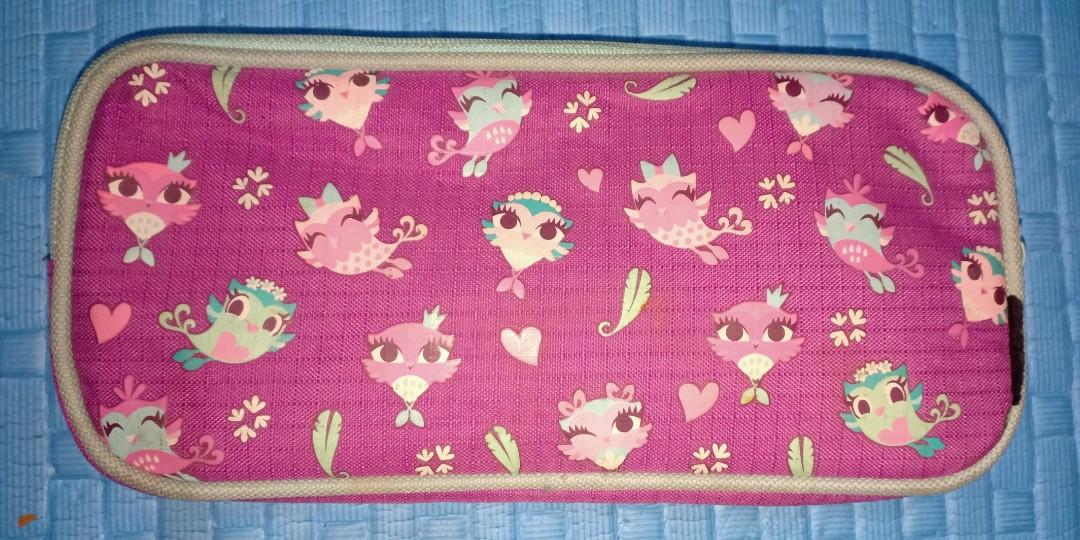 Smiggle pencil case (Category: Stationery & School Supplies) located in Los Banos. Submitted by tritrollse.04 (Listing ID 1116351969, Image 2). Description: Smiggle Preloved pencil case With visible dirt, needs cleaning Size: 6.5" x 3" No hloes, rips or cut Both zippers are working.