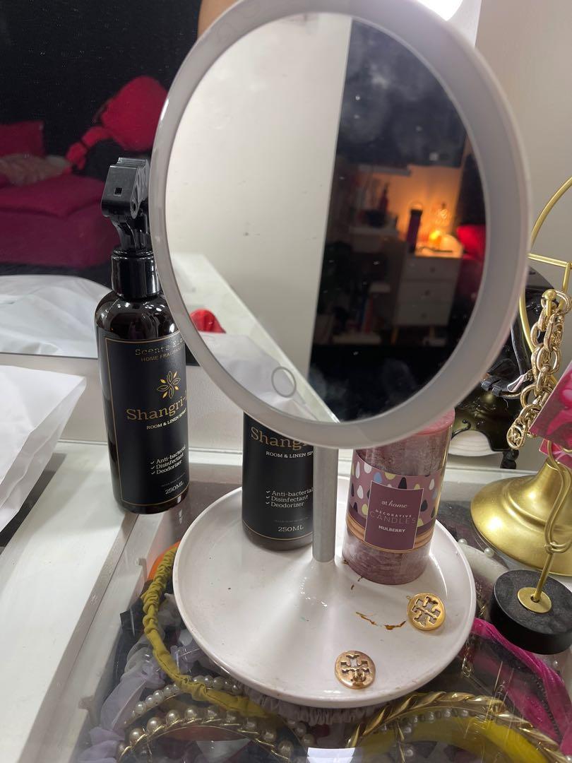 Vanity mirror with lights (Category: Mirrors) located in Mandaluyong City. Submitted by prelovedbytim (Listing ID 1139132582, Image 1). Description: With charger .