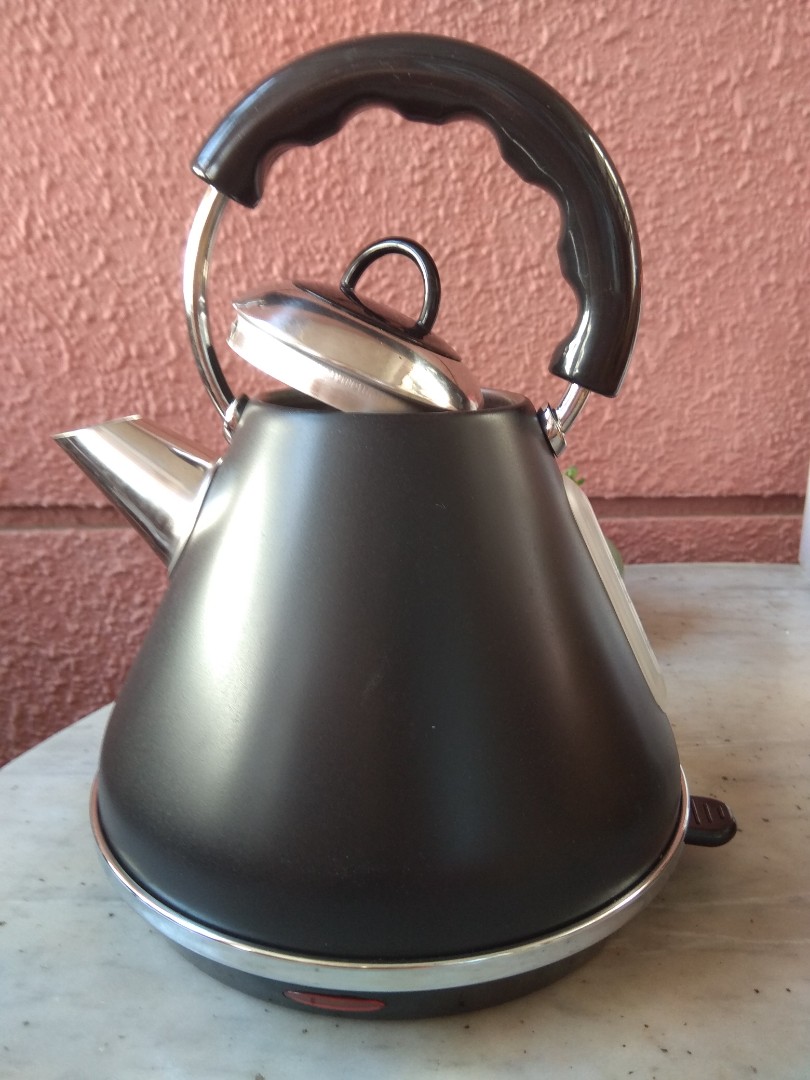 Wilko Matt black pyramid kettle, Furniture & Home Living, Kitchenware & Tableware, Coffee & Tea