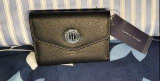 Auth Tommy Hilfiger bifold wallet