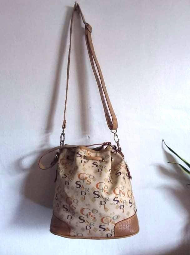 Giossardi sling shop bag price