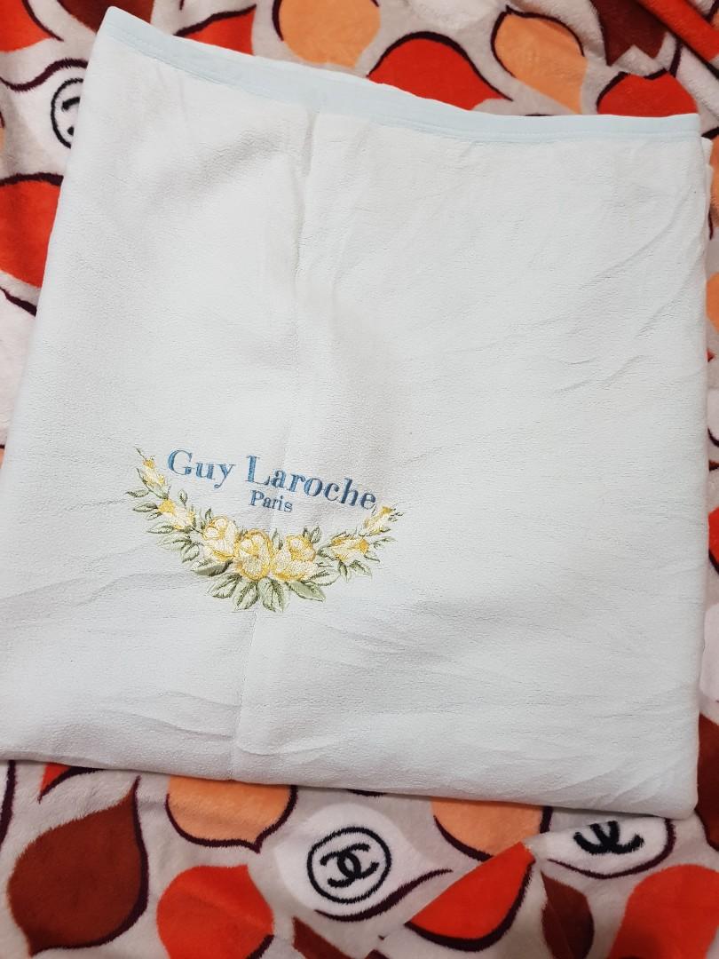 Guy Laroche Paris Blanket (Category: Bedding & Towels) located in Imus. Submitted by clrmrnd.924 (Listing ID 1139358239, Image 2). Description: ✅BrandNew ✅Cotton WE ARE NOT AFILIATED WITH THE BRAND ⚠️NO COPYRIGHT INFRINGEMENT INTENDED ⚠️FOR SELLING PURPOSES ONLY ⚠️PLEASE MANAGE YOUR EXPECTATIONS ITEMS COME FROM BALE.