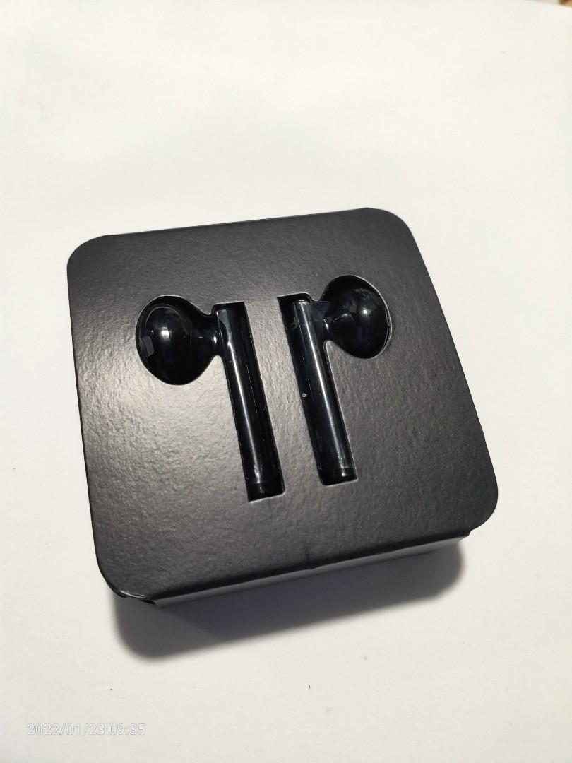 Huawei Original Mate 40 RS Porsche Design Type c Headset (Category: Earphones) located in Mandaluyong City. Submitted by kim091522 (Listing ID 1139193408, Image 1). Description: ORIGINAL MATE 40 RS DESIGN PORSCHE DESIGN HEADSET PORT TYPE: - Type c port FEATURES: -Dynamic Sounds - Great bass - comfortable wear/ fit on ears - with Mic so you can use it for calls -Volume Rocker Up and Down Actual photo posted meet up mandaluyong/ makati cod via lala