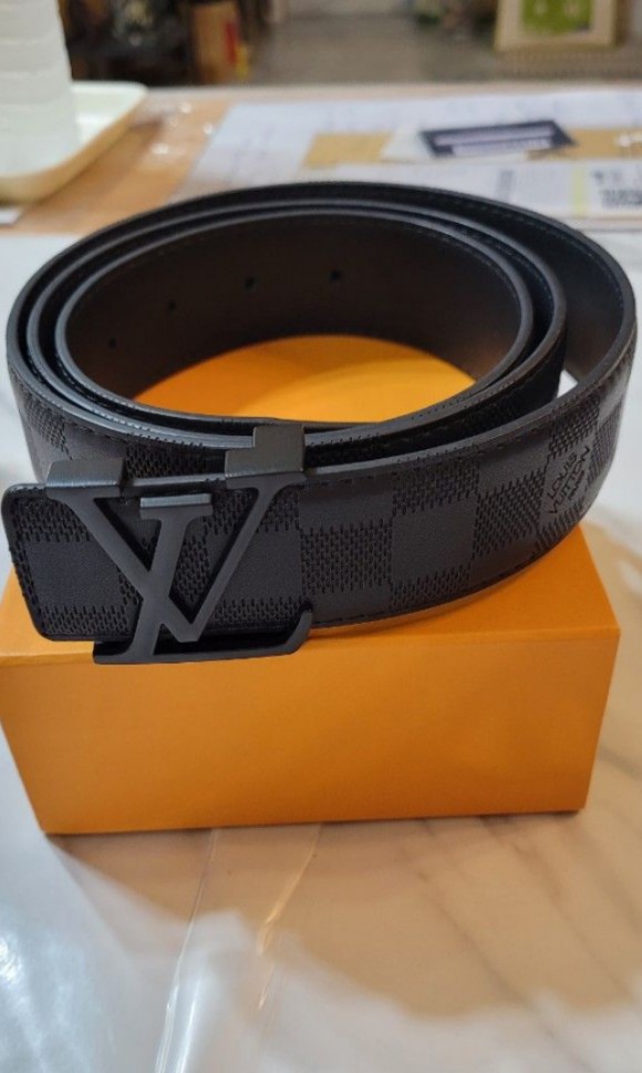 Replica Louis Vuitton Men LV Initiales 40MM Reversible Belt M9151Q for Sale