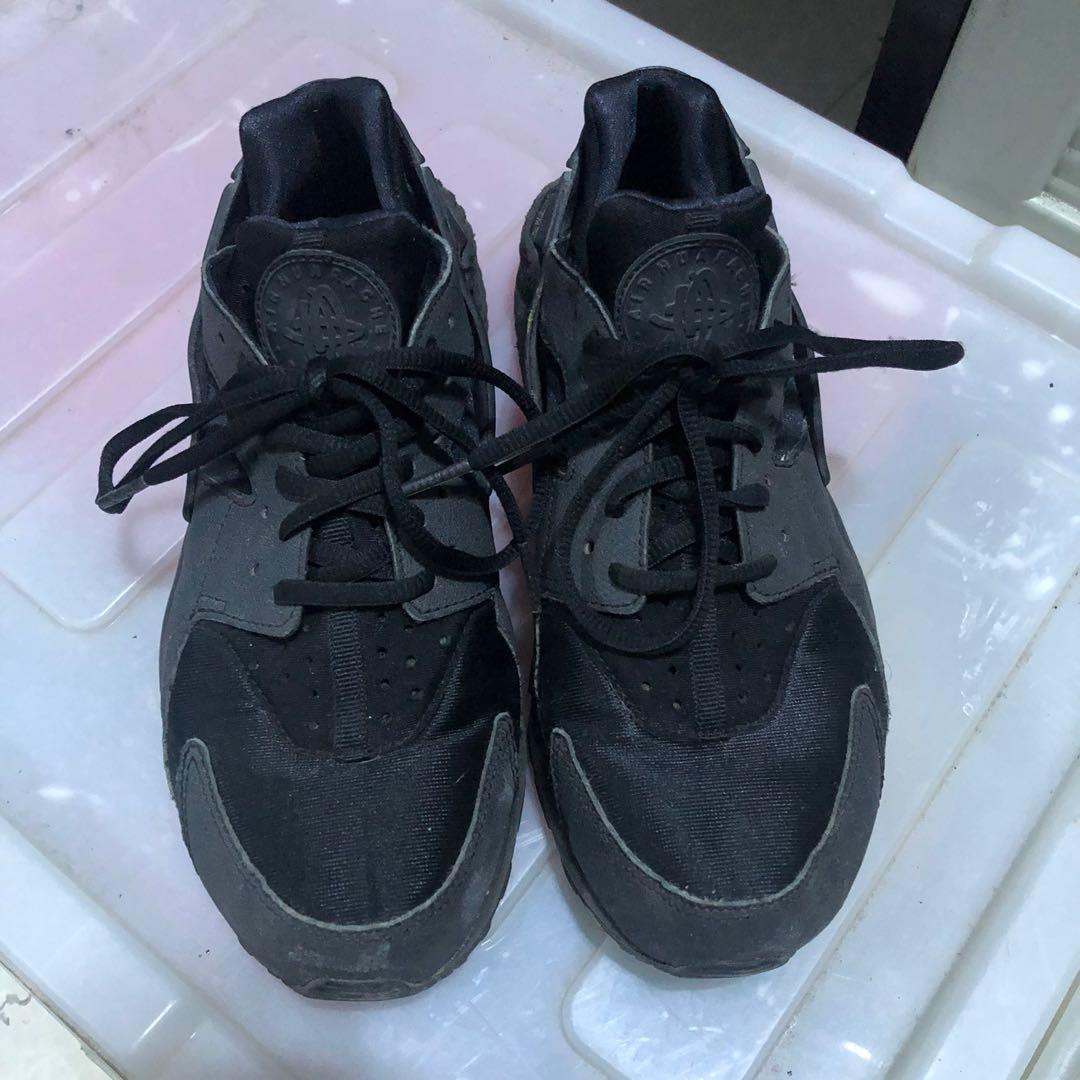 Nike huarache outlet triple black sale