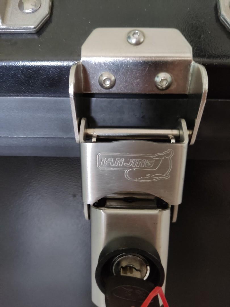 Top box (Category: Motorcycle Accessories) located in Singapore. Submitted by looksseesee (Listing ID 1139246421, Image 3). Description: like new... come with base plate (metal not plastic type).