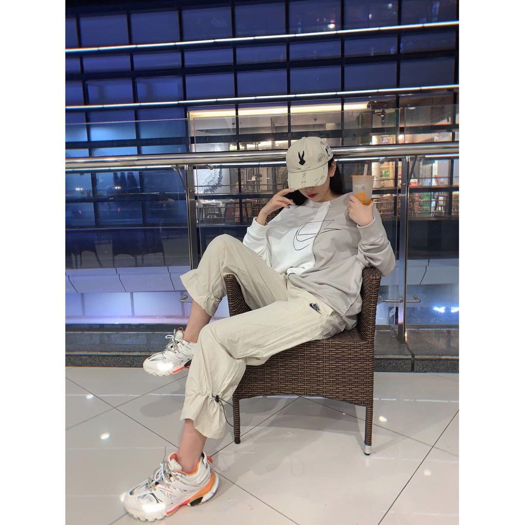 台灣公司貨🇹🇼女款NIKE NSW 米白大LOGO 不收邊兩面穿寬版衛衣長袖外套CZ1431-072, 她的時尚, 上衣, 其他上衣在旋轉拍賣