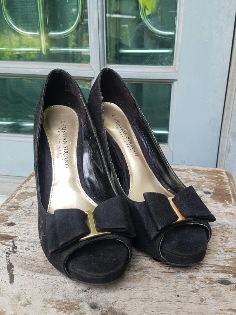 BLACK HEELS Payless (with deffect 