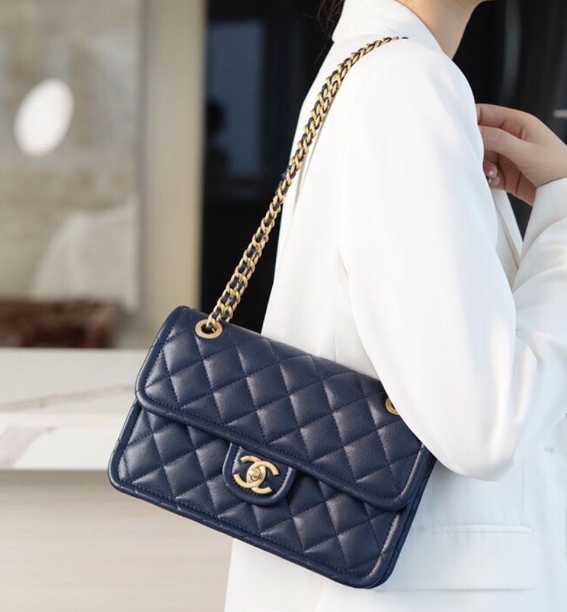 Chanel sweet classic Bag medium, 名牌, 手袋及銀包- Carousell