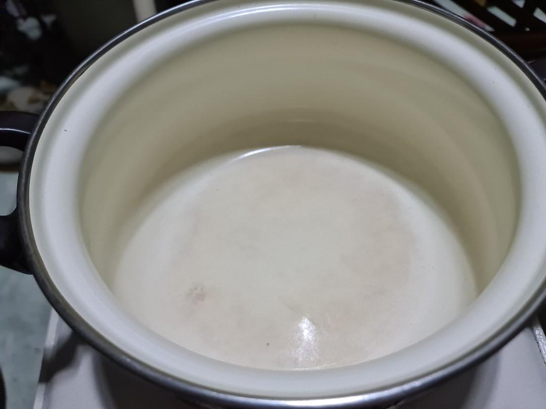 Enamel Casserole (Category: Cookers) located in Paranaque City. Submitted by edszz (Listing ID 1139526358, Image 2). Description: Enamel Casserole good condition.