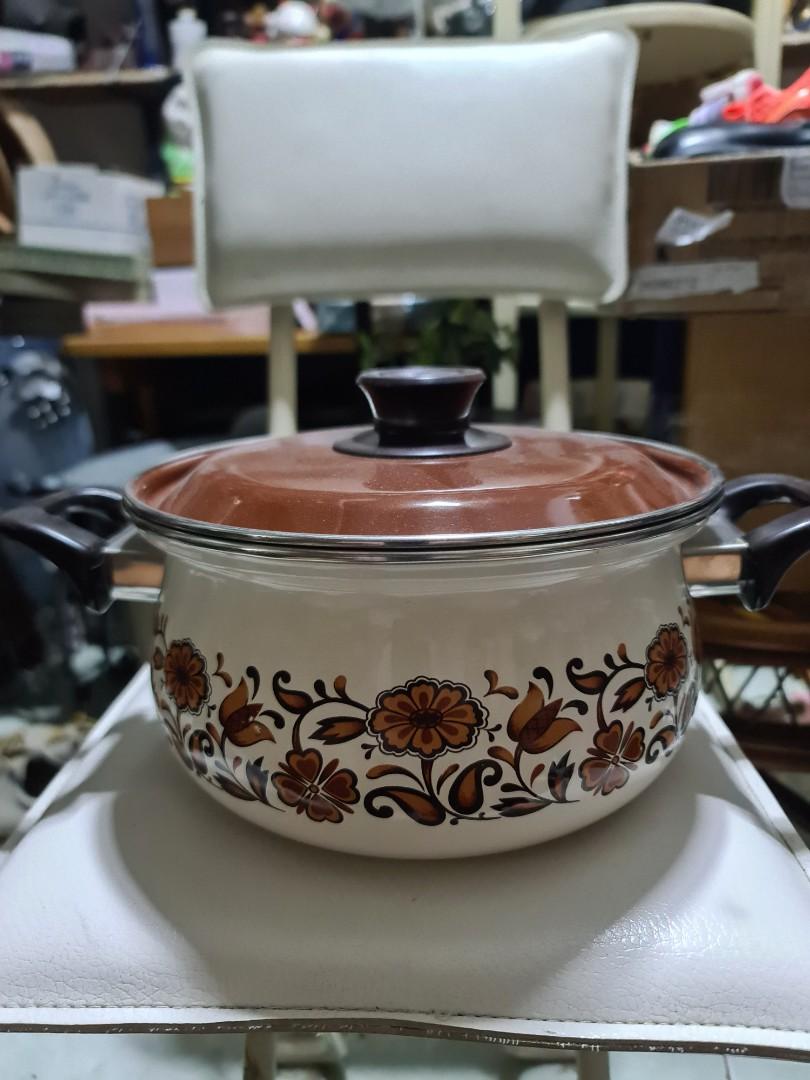 Enamel Casserole (Category: Cookers) located in Paranaque City. Submitted by edszz (Listing ID 1139526358, Image 1). Description: Enamel Casserole good condition.