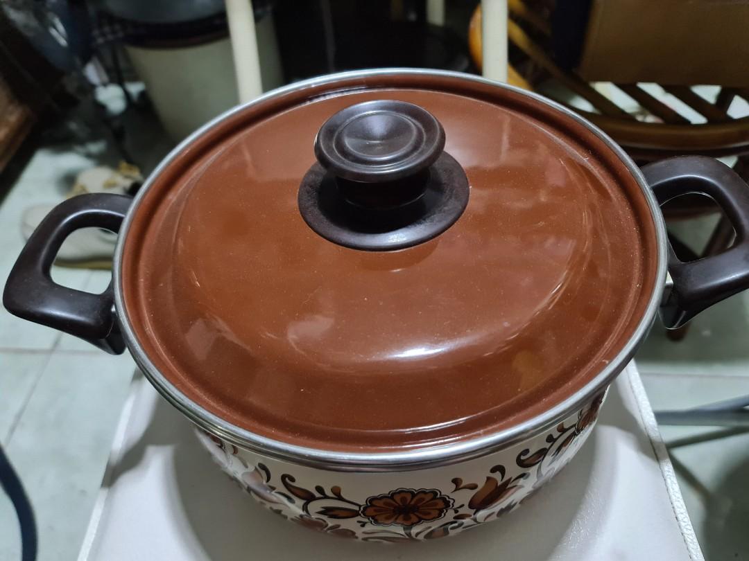 Enamel Casserole (Category: Cookers) located in Paranaque City. Submitted by edszz (Listing ID 1139526358, Image 3). Description: Enamel Casserole good condition.