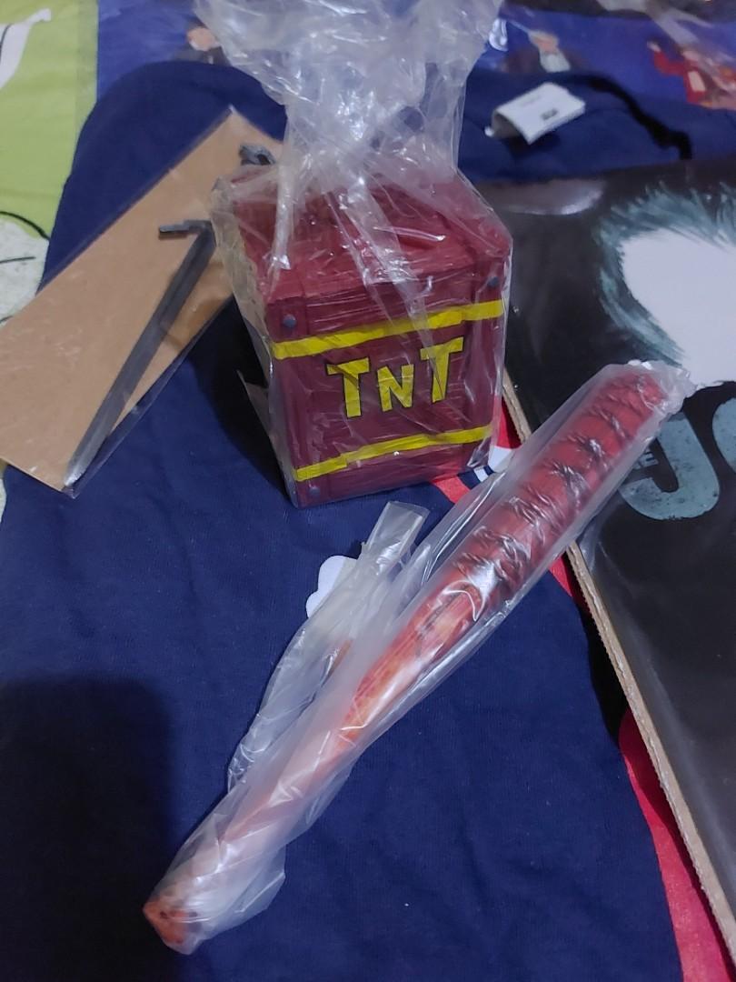 Geek Gear Classic Box from UK (Category: Western Merchandise) located in Consolacion. Submitted by rosa80 (Listing ID 1139438130, Image 2). Description: Bundle includes shirt just like from Steve of Stranger Things(medium size); mini club replica from The Walking Dead; Joker print: Doctor Who banner; sword letter opener and TNT mini replica #doctor who #stranger things #joker.