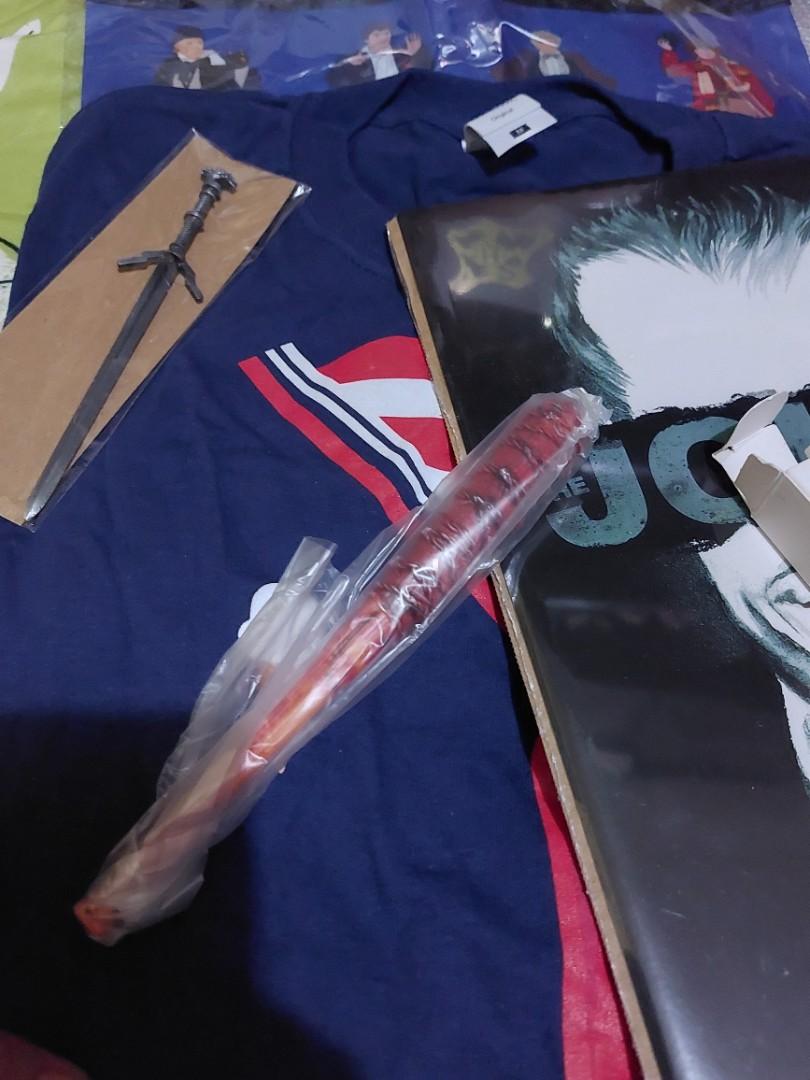 Geek Gear Classic Box from UK (Category: Western Merchandise) located in Consolacion. Submitted by rosa80 (Listing ID 1139438130, Image 3). Description: Bundle includes shirt just like from Steve of Stranger Things(medium size); mini club replica from The Walking Dead; Joker print: Doctor Who banner; sword letter opener and TNT mini replica #doctor who #stranger things #joker.