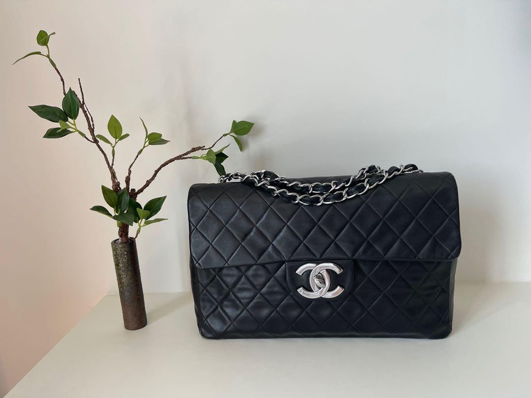 Classic Large Authentic Chanel black Lambskin Shoulder bag
