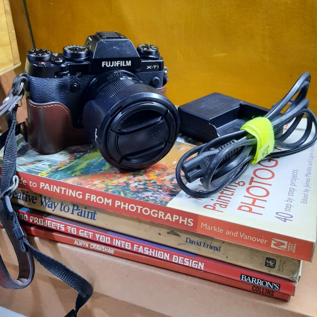 Fuji XT1 (JPN) with original battery + charger, 1650mm kit lens, and