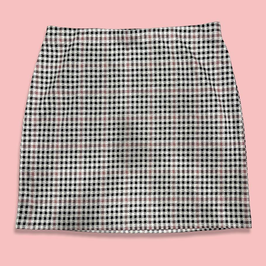 H&M Plaid skirt garterized (Category: Skirts) located in Quezon City. Submitted by rd.222 (Listing ID 1139737319, Image 1). Description: H&M Tartan skirt garterized Size Small Kindly manage your expectations 10/10.