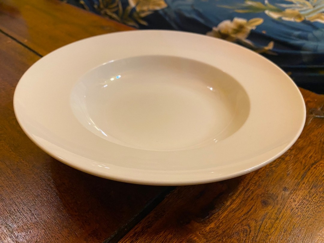 IKEA OFANTLIGT深底白盤義大利麵盤白瓷盤, 家具及居家用品, 居家裝飾