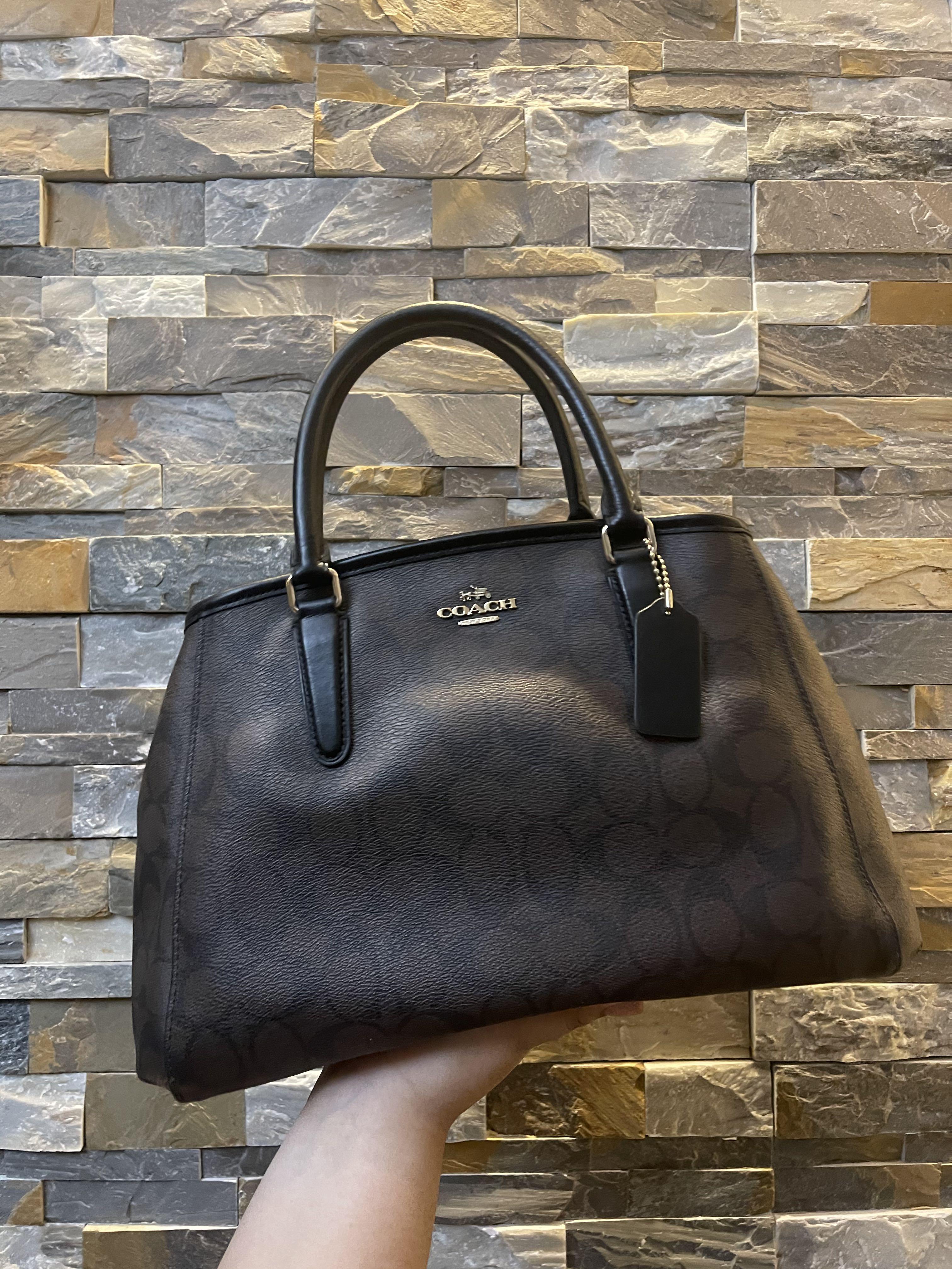 ORIGINAL COACH BAG (Handbag/Shoulderbag) (Category: Luxury Bags & Wallets) located in Bacoor. Submitted by decluttering__00 (Listing ID 1139754264, Image 1). Description: rfs: for tuition lang mga mars - ilang beses lang siya nagamit - may adjustable long strap din na kasama - price can still be negotiated - pm me if you want more pictures :)).