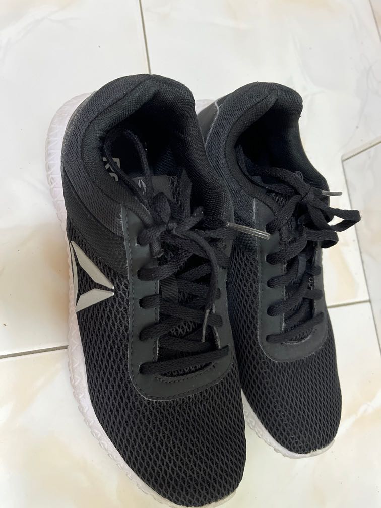 sepatu diadora lamberto