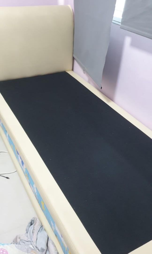 Single bedframes (Category: Bed Frames & Mattresses) located in Singapore. Submitted by april_1130 (Listing ID 1139749817, Image 1). Description: single bedframes for sell in good condition. pls arrange ur own mover.