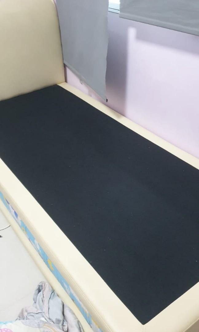 Single bedframes (Category: Bed Frames & Mattresses) located in Singapore. Submitted by april_1130 (Listing ID 1139749817, Image 2). Description: single bedframes for sell in good condition. pls arrange ur own mover.