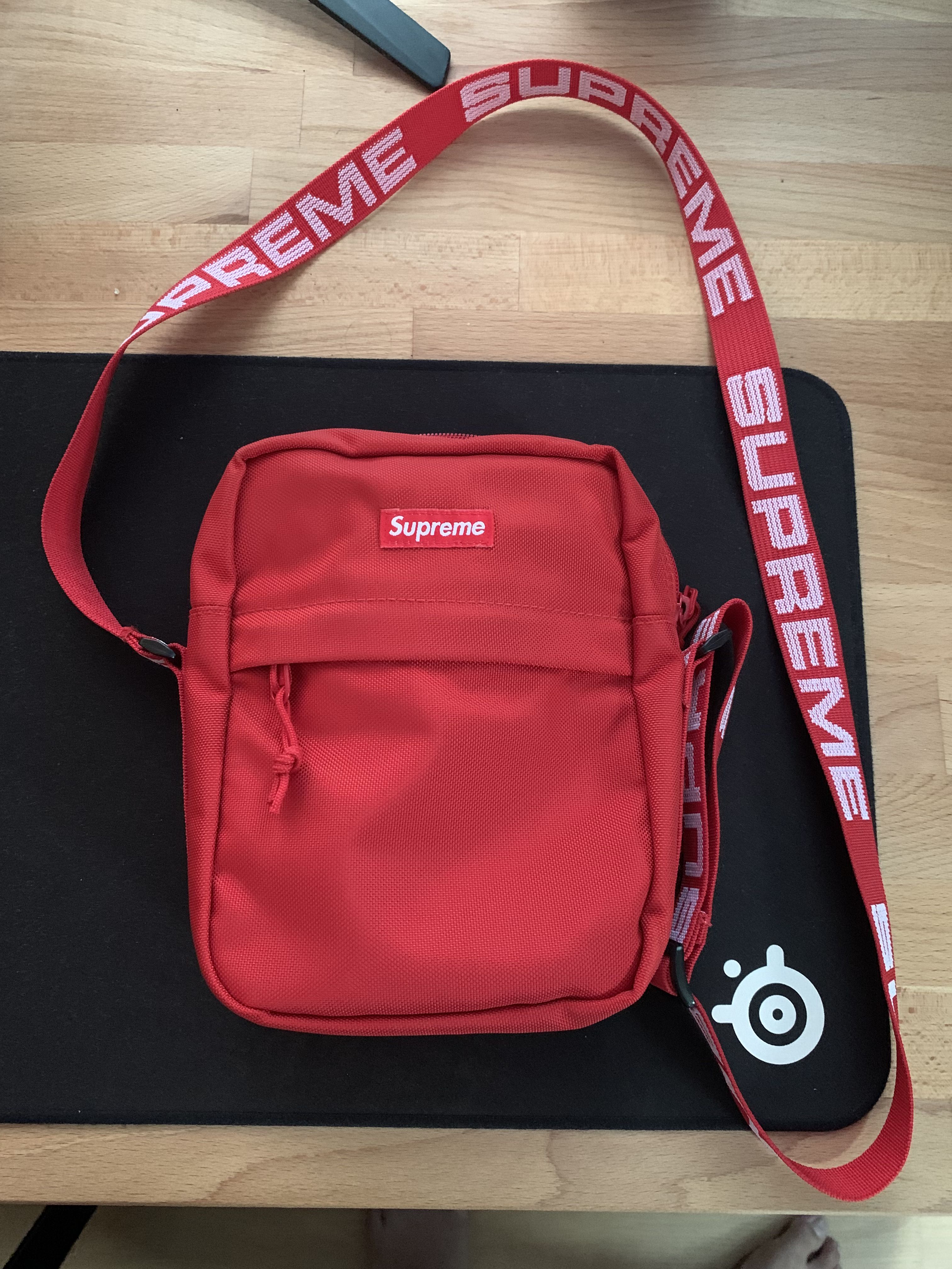 SUPREME SHOULDER BAG RED SS18