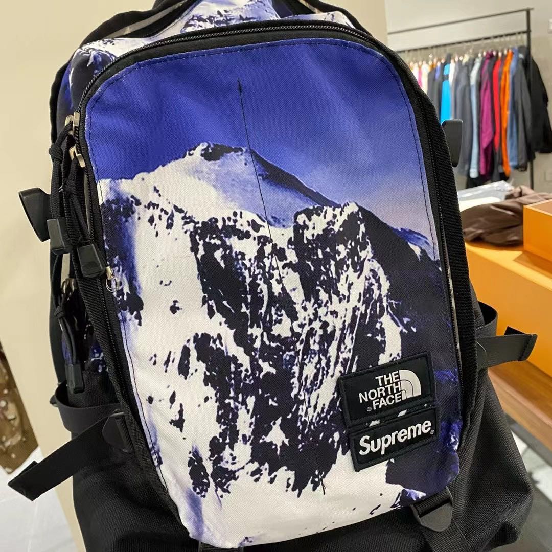 Supreme Tnf雪山背包, 名牌精品, 精品包與皮夾在旋轉拍賣