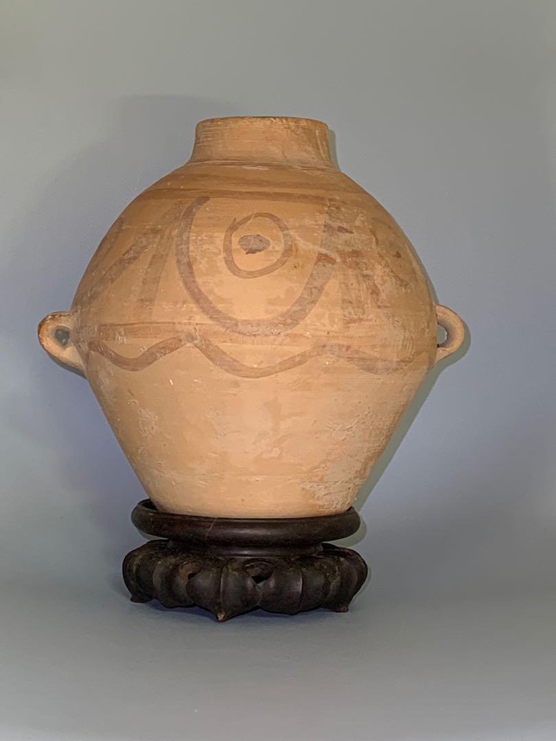 新石器時代仰韶文化彩陶罐《圓弧缐條紋飾雙耳彩陶罐》。高18.5cm，口徑 