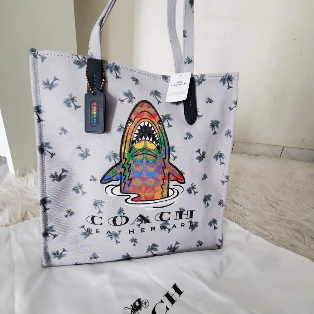 COACH SHARKY TOTE