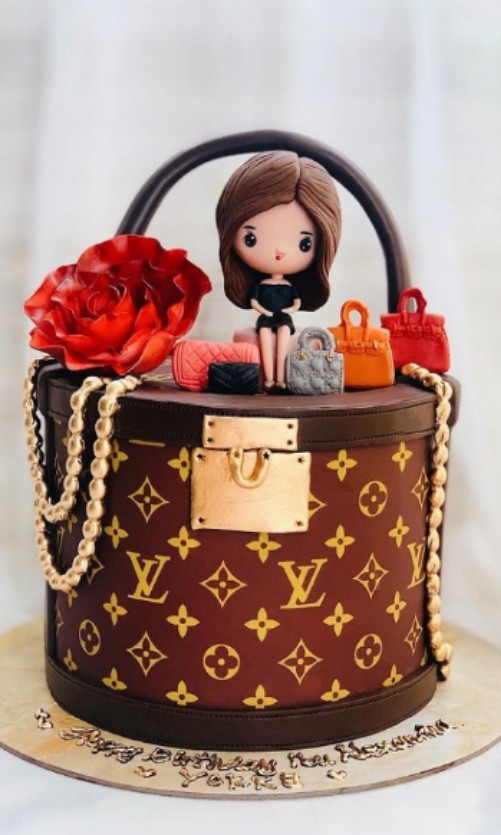 LV Louis Vuitton Cake Luxury 路易威登 款 蛋糕, Food & Drinks, Gift Baskets &  Hampers on Carousell