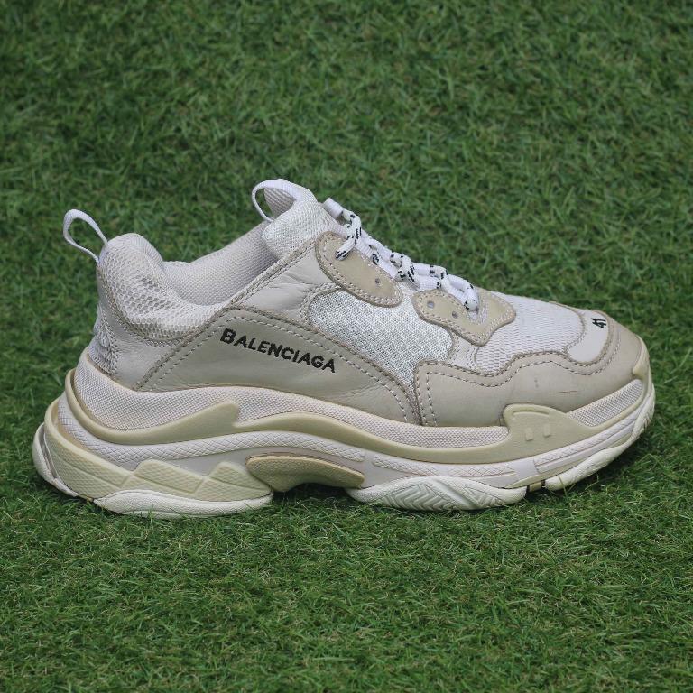 SNEAKERS BALENCIAGA Triple S Beige Second SEPATU SECOND IMPORT