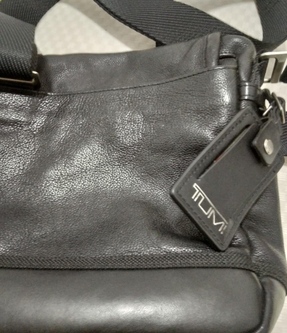 Tumi barton top