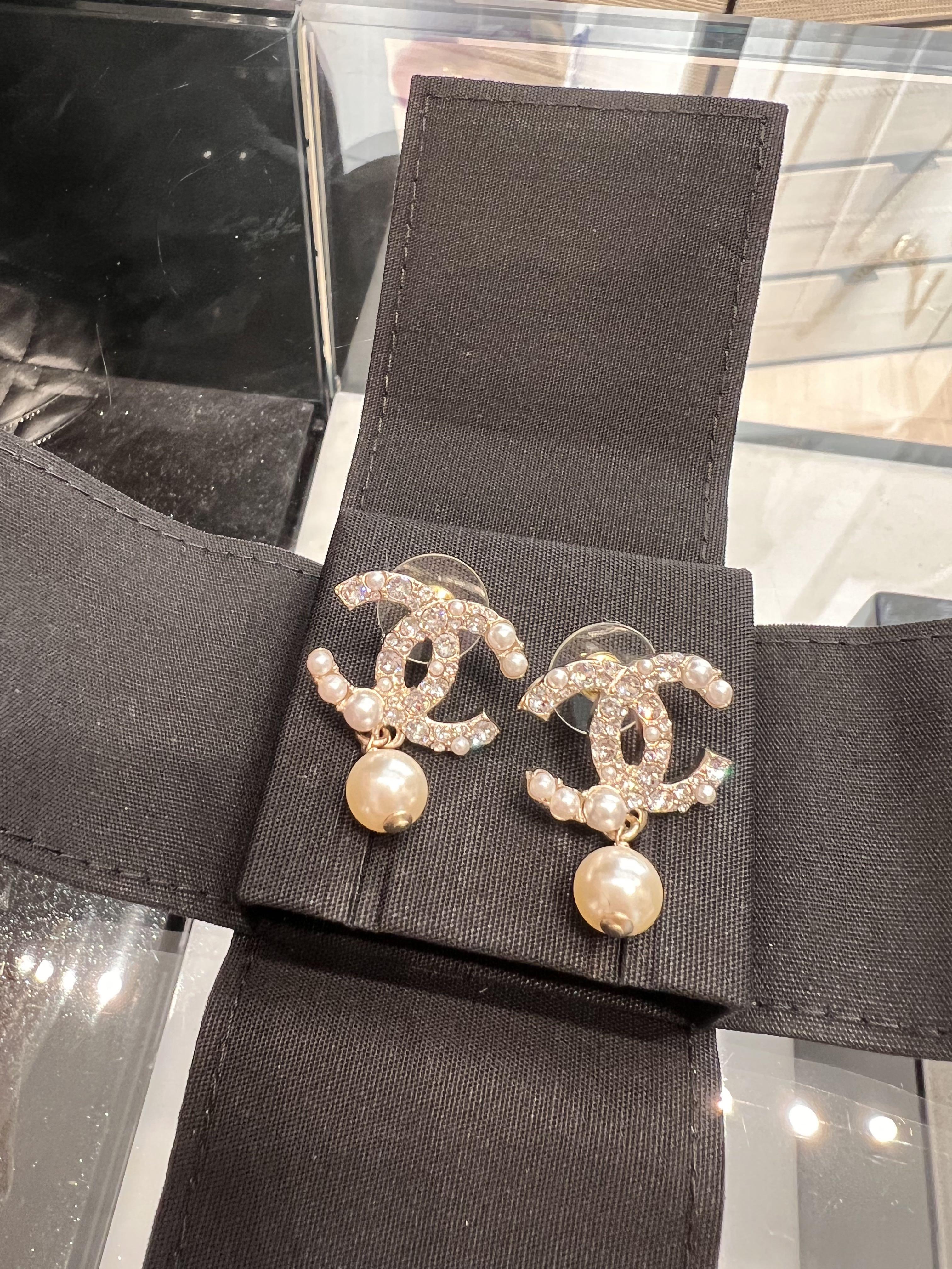 Chanel classic pearl earrings best sale