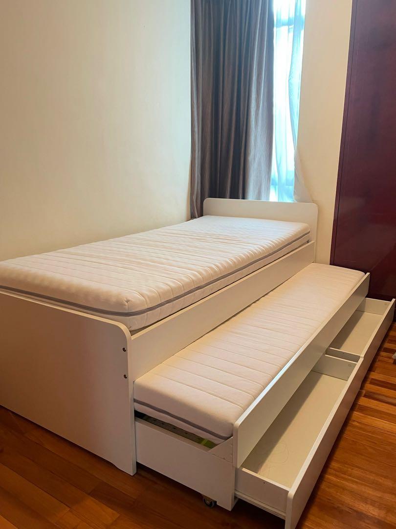 Extendable Bed (Category: Bed Frames & Mattresses) located in Singapore. Submitted by juno6 (Listing ID 1140158323, Image 1). Description: Very functional bed that can turn into a 2 person bed .