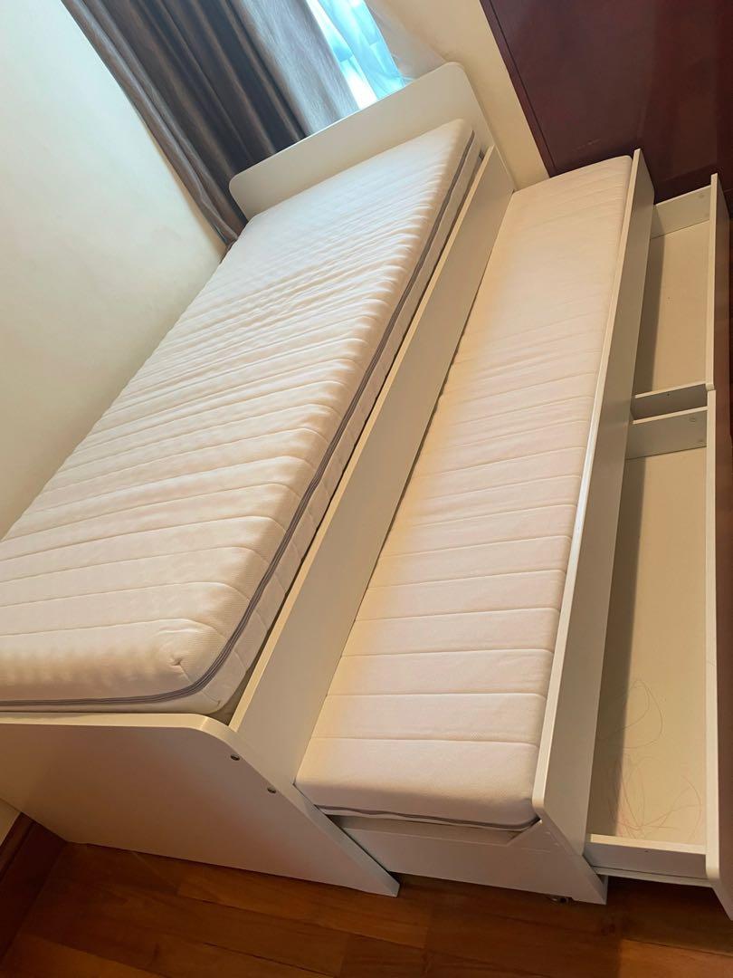 Extendable Bed (Category: Bed Frames & Mattresses) located in Singapore. Submitted by juno6 (Listing ID 1140158323, Image 3). Description: Very functional bed that can turn into a 2 person bed .