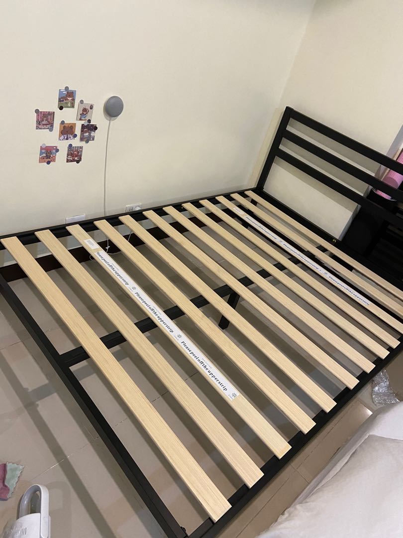 QUEEN Zinus Mia bed frame (easy to disassemble), Furniture & Home