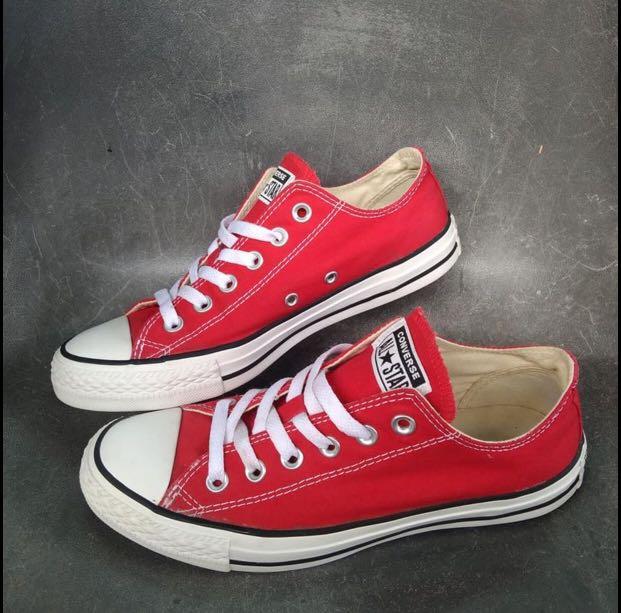 Converse merah deals