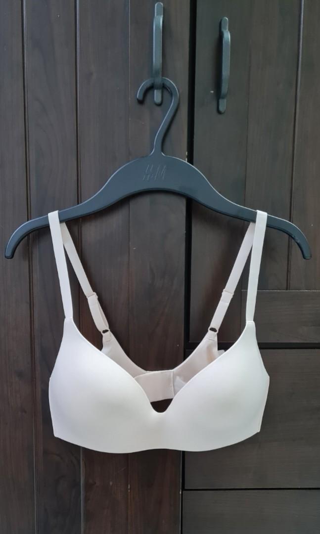 Uniqlo women wireless bra (3D hold), Women's Fashion, New Undergarments &  Loungewear on Carousell