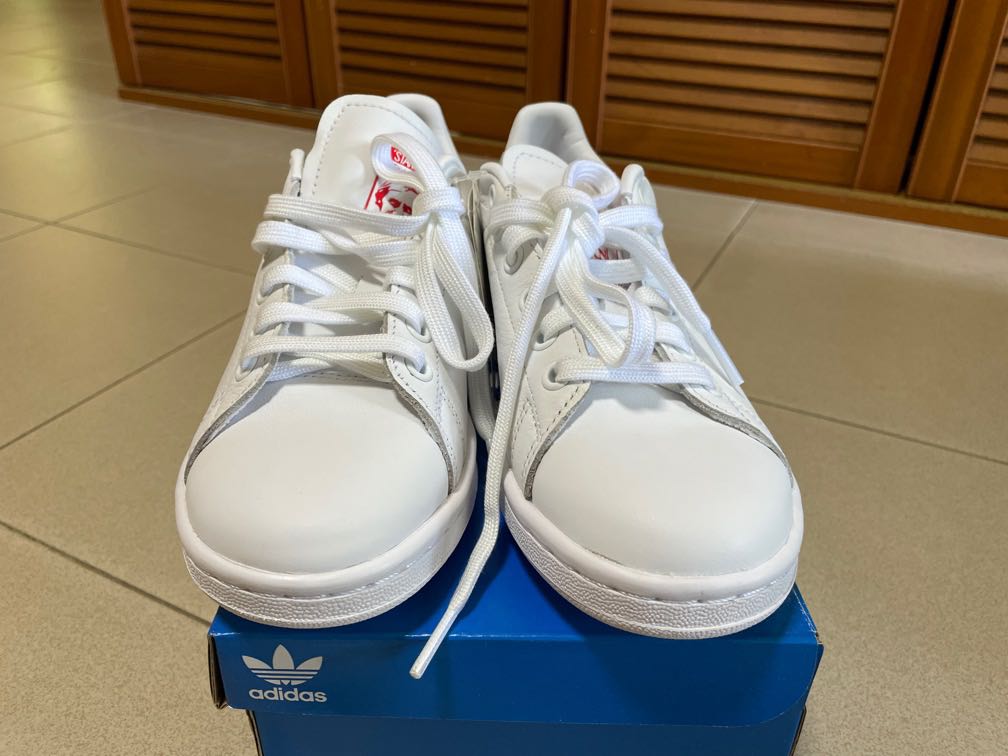 stan smith with red heart