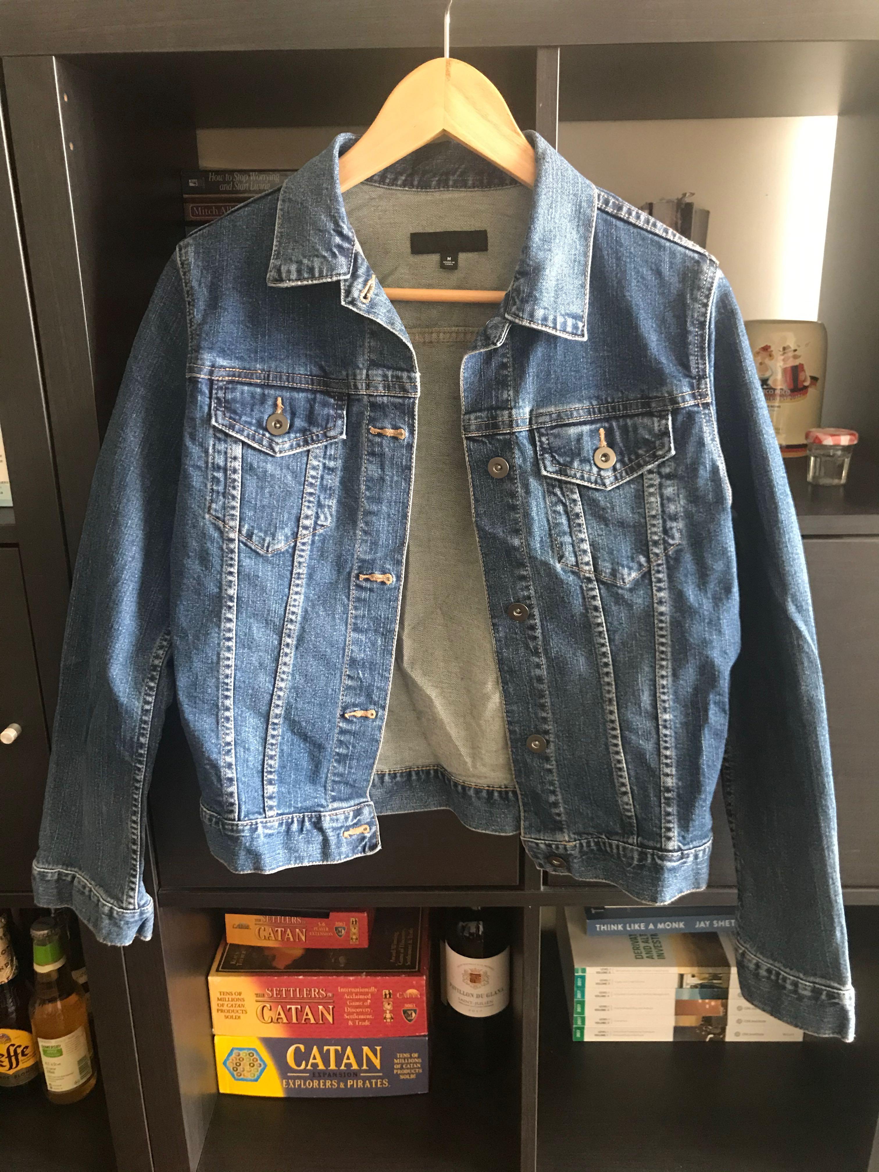 Denim Jacket （分類：外套及戶外衣服）位於 Hong Kong。 由 koreanprints 提交（商品編號 1140302421，圖片 1）。簡介： Uniqlo jacket good as new. Great to wear when there's some breeze outdoors. It's too big on me so out to find a new owner! 。