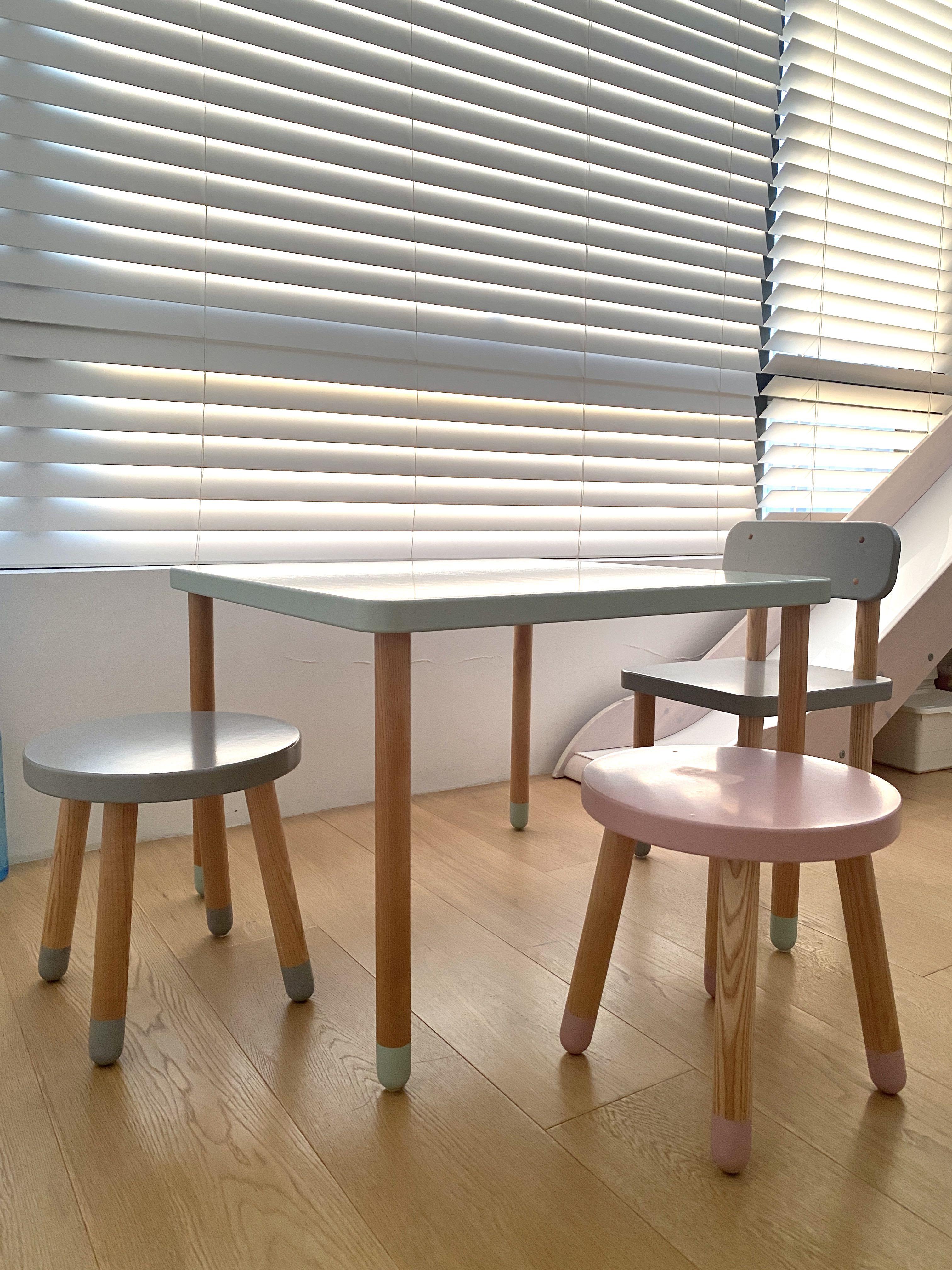 Flexa table store and chairs