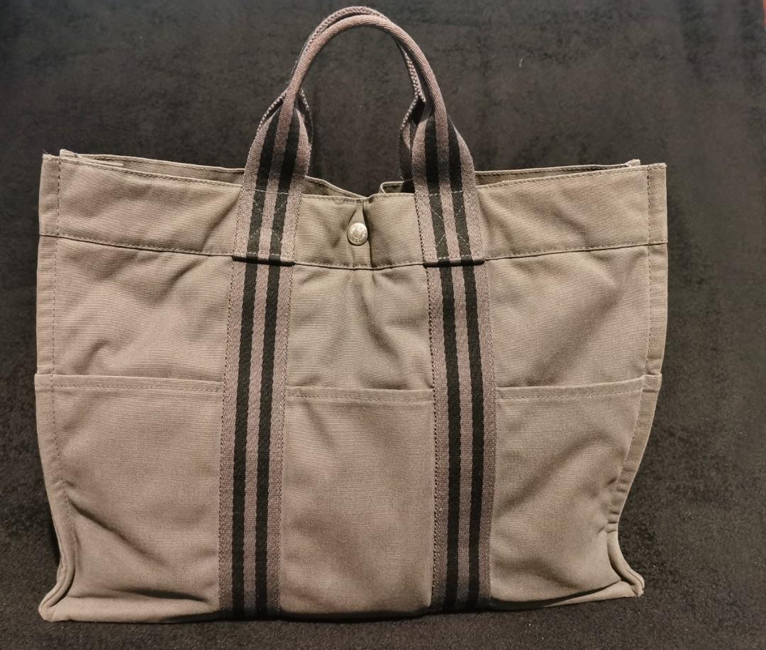 Hermes Canvas Tote Bag (Category: Luxury Bags & Wallets) located in Mandaluyong City. Submitted by tof_reyes (Listing ID 1140409282, Image 2). Description: .